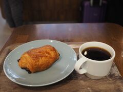 فنجان من القهوة ومعجنات الشوكولاتة كوجبة