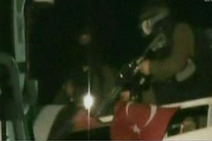 جنود جيش الدفاع الإسرائيلي يشهرون بنادقهم الآلية الناشطين على السفينة التركية مرمرة.