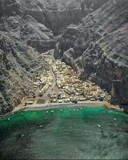 كمزار، يحيط بها ثلاثة جبال والبحر 1908ح. 1908