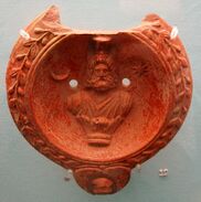 Oil lamp with a bust of Serapis, flanked by a crescent moon and star (إفسوس العصر الروماني، 100–150)