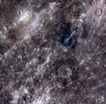 صورة قريبة سطح عطارد التقطتها مركبة الفضاء مسنجر نشرتها ناسا في 14 أبريل 2011