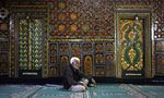 أحد مسلمي كشمير بعد أدائه الصلاة في مسجد میر سید علي شهاب‌ الدین همداني، سري‌نگر، كشمير، في شهر رمضان، 11 سبتمبر، 2008.