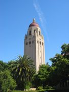 Hoover Tower, at 285 أقدام (87 m), the tallest building on campus