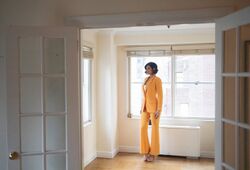 بالاسيوس في شقتها بنيويورك.