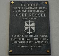 لوح تذكاري في مبنى بالمدرسة الثانوية في لينز