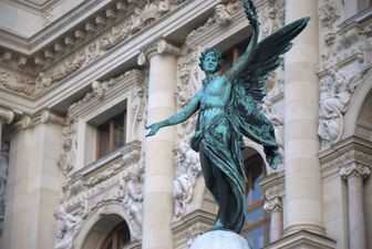 Statue outside the Kunsthistorisches Museum