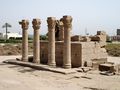 Dendera Römische Säulen 02.JPG