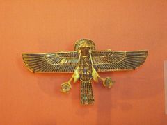 Pectoral trouvé sur la momie du taureau أپيس من عهد رمسيس الثاني