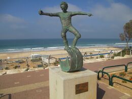 PikiWiki Israel 40641 Off the lip sculpture in Rishon LeZion beach.JPG