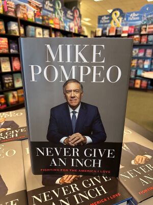 كتاب "لا تتزحزح عن موقفك، القتال من أجل أميركا التي أحب" لمايك بومبيو