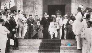 گورو أثناء إعلان قيام دولة لبنان الكبير، مع مفتي بيروت الشيخ مصطفى نجا وعلى يمينه البطريرك الماروني إلياس بطرس الحويك.