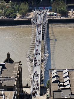 Millenium bridge 2015.jpg