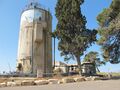 מגדל מים וברקע האחוזה הערבית ששימשה את מייסדי הקיבוץ בימיו הראשונים