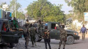 عناصر من القوة الموالية لقائد الشرطة السابق صدق جون يتجمعون مع معداتهم في منطقة البحر الأسود في منطقة هودان في مقديشو، 25 أبريل 2021.