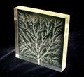 تفريغ فولطية عالية في بلوك إكريليكي يخلق فركتل Lichtenberg figure.