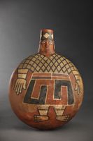 قطعة أثرية تصور شخص مفتوح العينين على قطعة فخار ملونة من 1200 عام، عثر عليها في قبر بپيرو، 28 يونيو 2013.