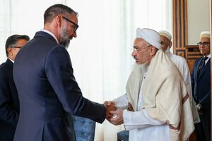 رحيم شاه الأغا خان الخامس إمام الاسماعلية النزارية، يتلقى العزاء في والده من سلطان البُهرة (المستعلية) مفضل سيف الدين زعيم الاسماعلية البهرية (10 فبراير 2025)