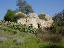 مقبرة النبي شيث. موقعها مُعلم بالحرف "M" في الخريطة من ع1940 أدناه؛ وهي حالياً في منتزه في وسط عشرت.