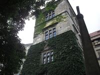 النافذة (في الطابق الثاني) التي حدث منها الإلقاء الثاني من النوافذ. لاحظ النصب إلى يمين برج القلعة.