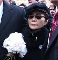 يوكو أونو تضع الزهور على نصب جون لينون التذكاري في سنترال بارك في نيويورك (2005).