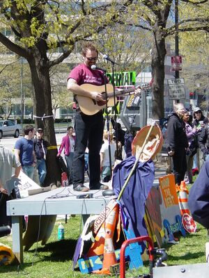 ديڤد روڤيكس يغني في تجمع إي16 في واشنطن العاصمة، ربيع 2005.