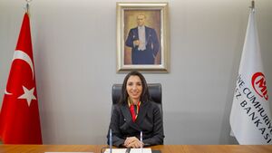 حفيظة أركان في مكتبها كمحافظة للبنك المركزي التركي