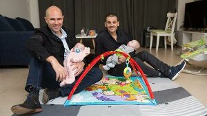 أمير أوحانا وشريكه مع أبنيهما بالتبني