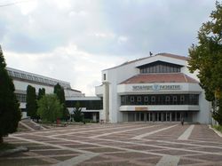 Chitalishte في وسط البلدة.