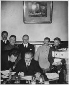 署名するモロトフ