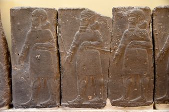 بلاطة حائط من البازلت تبين ثلاث جنود آشوريين في موكب. من قصر توكلات أپي الإشارة الثالث في حداتو، سوريا. متحف الشرق القديم، اسطنبول.