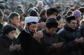 الرجال المسلمين خلال صلاة عيد الاضحى (قربان بيرم) بيشكيك ، قيرغيزستان يوم 27 نوفمبر 2009