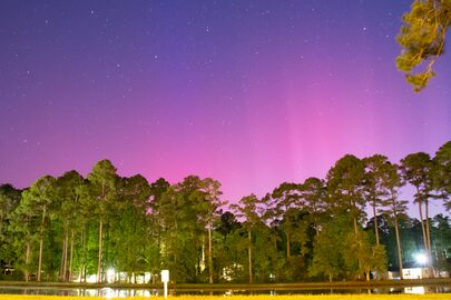 شفق قطبي كما يُرى من پاوليز آيلاند، كارولينا الجنوبية، الولايات المتحدة (33°N)