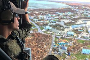 منظر من مروحية للأضرار التي خلفها الإعصار المداري.