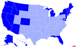 الولايات في الولايات المتحدة من قبل السكان غير مسيحيين (على سبيل المثال لاديني، يهود، مسلمين ، الهندوسية، البوذية) وفقاً لمسح المشهد الديني لـ مركز پيو للأبحاث لعام 2014.[151] الولايات التي بها عدد سكان غير مسيحي أكبر من الولايات المتحدة ككل باللون الأزرق الكامل.