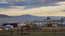 مخيم سياحي من اليورتات بين بركان خورگو وبحيرة ترخين تساگان، أرخانگاي، منغوليا، 26 يوليو 2025