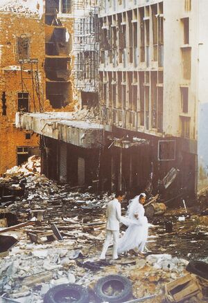 شاب مسلم يدعى عابد (23) وفتاة مسيحية تدعى أريج (19) وهما يسيران وسط أنقاض بيروت بعد زواجهما 1983