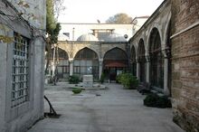 باحة مجمع كوپريلي.