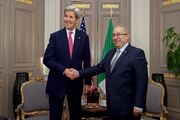 وزير الخارجية الأمريكي جون كري يصافح نظيره الجزائري، رمطان لعمامرة في مؤتمر التغير المناخي COP21 في پاريس.
