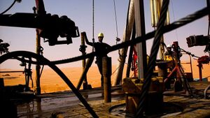 منصة تنقيب عن النفط تابعة لشركة 'ريبسول' في حقل الشرارة، ليبيا في 2004.jpg