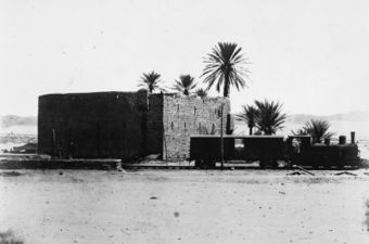 قاطرة بجانب خزان مياه تابع لمحطة مدائن صالح.