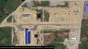 مقارنة بين موقعي صواريخ براهموس في الفلپين (يمين) والهند (يسار): 1- حظائر عالية لصيانة وتجميع الصواريخ. 2: مخازن الصواريخ للتخزين.