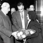 الرئيسان جمال عبد الناصر وشكري القوتلي يتقبلون تهنئة المواطنين بقيام الجمهورية العربية المتحدة.