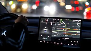 تسلا -السائق الآلي.jpg