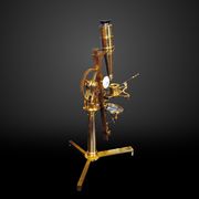Compound microscope made for Saussure by أدمز، معروضة في متحف تاريخ العلوم في مدينة جنيڤ