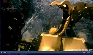 الذراع الروبوتية تأخذ عينات.