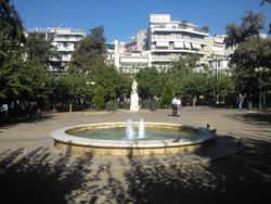 ميدان كيپسلي وفيه تمثال قسطنطين كناريس في 2013