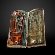 Anemometer: a metal plate catches the wind and weight keep it still; their mass measure the strength of the wind (متحف تاريخ العلوم في مدينة جنيڤ).