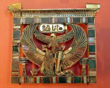 Pectoral au nom de رمسيس الثاني trouvé sur la momie du taureau أپيس