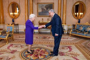 محمد جعفر الصدر يقدم اوراق اعتماده للملكة إليزايث كسفير للعراق في بريطانيا