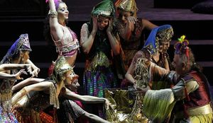 عرض فرقة رقص لبنانية في مهرجان بيت الدين 2012.jpg